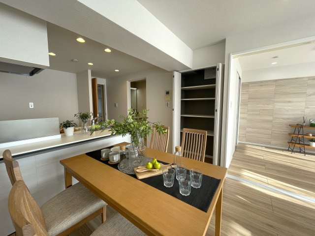 陽当たり？眺望？コレでダメならどうすりゃいいの！？な、最上階の『コスモ横浜和田町ヒルズ』リノベーションの居間・リビング|ゆったりとした居間です