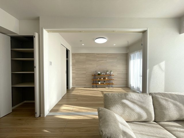 陽当たり？眺望？コレでダメならどうすりゃいいの！？な、最上階の『コスモ横浜和田町ヒルズ』リノベーションの居間・リビング|リビングです