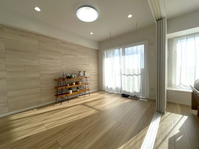 陽当たり？眺望？コレでダメならどうすりゃいいの！？な、最上階の『コスモ横浜和田町ヒルズ』リノベーションの居間・リビング|リビングです