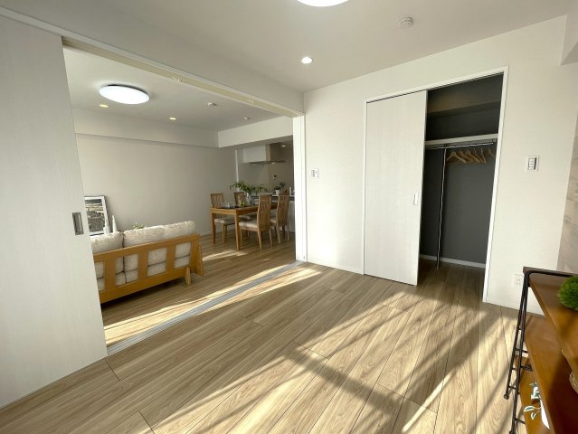 陽当たり？眺望？コレでダメならどうすりゃいいの！？な、最上階の『コスモ横浜和田町ヒルズ』リノベーションの居間・リビング|おしゃれな居間です