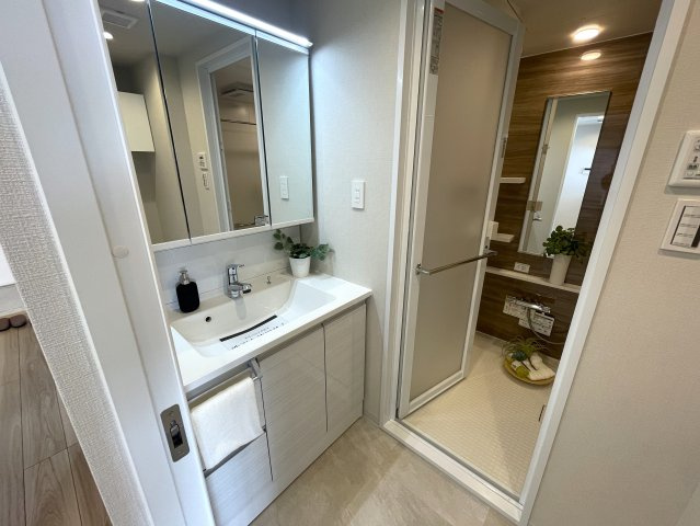 陽当たり？眺望？コレでダメならどうすりゃいいの！？な、最上階の『コスモ横浜和田町ヒルズ』リノベーションの独立洗面台|独立洗面台あり、毎朝おしゃれに忙しい女性の方におすすめです