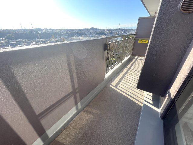 陽当たり？眺望？コレでダメならどうすりゃいいの！？な、最上階の『コスモ横浜和田町ヒルズ』リノベーションのバルコニー|暖かな日差しのふりそそぐバルコニー