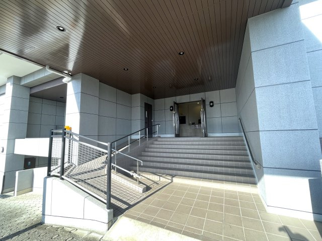 陽当たり？眺望？コレでダメならどうすりゃいいの！？な、最上階の『コスモ横浜和田町ヒルズ』リノベーションのエントランス