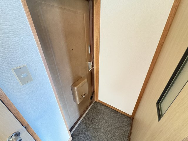 日の丸ビルの玄関|写真はイメージです。
色仕様は現状優先となります