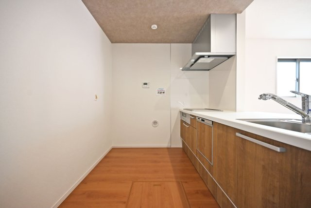 テラシエ食満3丁目新築一戸建て│4LDK+駐車並列2台可のキッチン|十分なキッチンスペースを確保しているため、キッチン後方に冷蔵庫やカップボードなどを設置することも可能です。