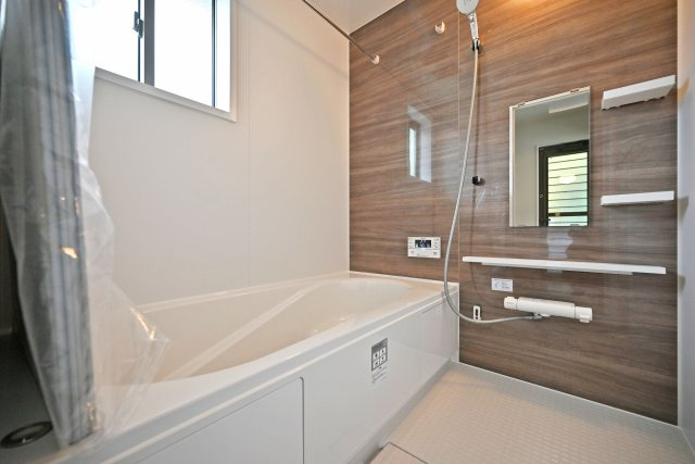 テラシエ食満3丁目新築一戸建て│4LDK+駐車並列2台可の浴室|1階浴室の内観写真です。浴室暖房乾燥機付きの1616サイズ、Housetec製のユニットバスを導入しました。