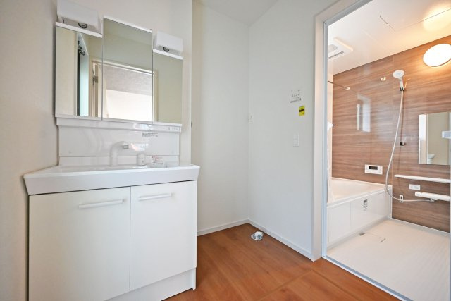 テラシエ食満3丁目新築一戸建て│4LDK+駐車並列2台可の独立洗面台|洗面室に入ってすぐの内観写真です。900mm幅のシャンプードレッサーを導入しており、広々と使用できます。十分な明るさのある2照明を採用し、朝支度もスムーズに進みます。
