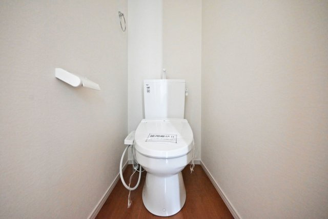 テラシエ食満3丁目新築一戸建て│4LDK+駐車並列2台可のトイレ|1・2階に1か所ずつウォッシュトイレを導入しています。