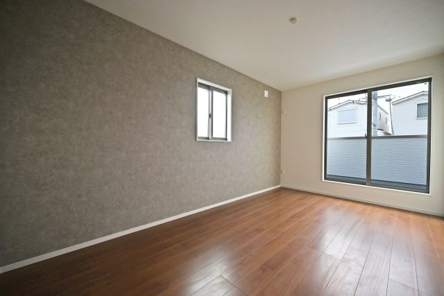 テラシエ食満3丁目新築一戸建て│4LDK+駐車並列2台可の洋室|主寝室にはアクセントクロスを配置し、採光も十分に考えた設計をしています。 アクセントクロスはそんなときの「発想」を手助けします。