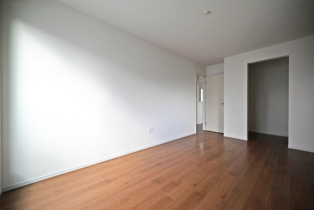 テラシエ食満3丁目新築一戸建て│4LDK+駐車並列2台可の洋室|-主寝室(2F)- WICLを備えており、夫婦のプライベート用品をすっきり収納することが出来ます。