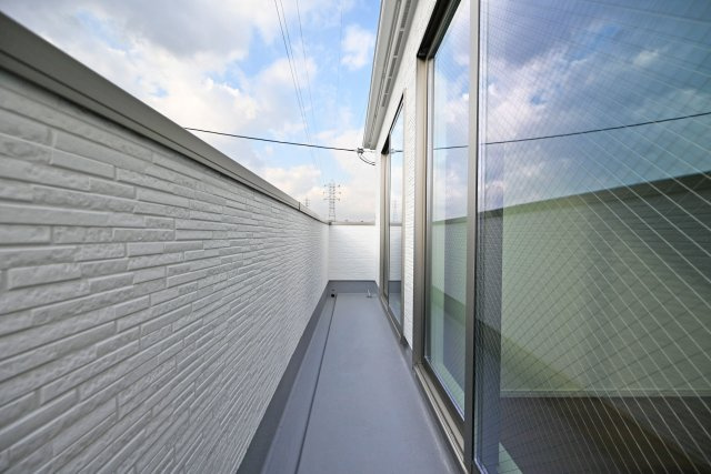 テラシエ食満3丁目新築一戸建て│4LDK+駐車並列2台可のバルコニー|2階バルコニーには奥行きがあってたくさんの洗濯物を干すことができ、陽光がたっぷりと室内に行き届きます。