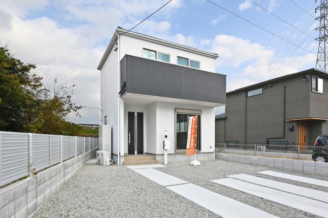 テラシエ食満3丁目新築一戸建て│4LDK+駐車並列2台可の外観|JR「」猪名寺」駅徒歩20分の立地！敷地面積約48坪超、並列駐車2台可能の新築戸建が堂々完成致しました。即日のご内覧が可能です皆様からのご連絡心よりお待ちしております。
