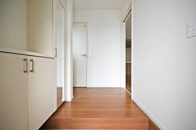 テラシエ食満3丁目新築一戸建て│4LDK+駐車並列2台可の玄関|十分な容量のシューズボックスを完備◎来客時にも綺麗な玄関を保つことができます。 また、小窓があることで採光性や通風性が確保されています。