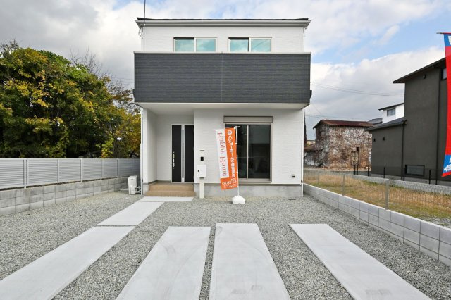 テラシエ食満3丁目新築一戸建て│4LDK+駐車並列2台可の外観|現地外観正面写真です。
皆様からのご連絡心よりお待ちしております。