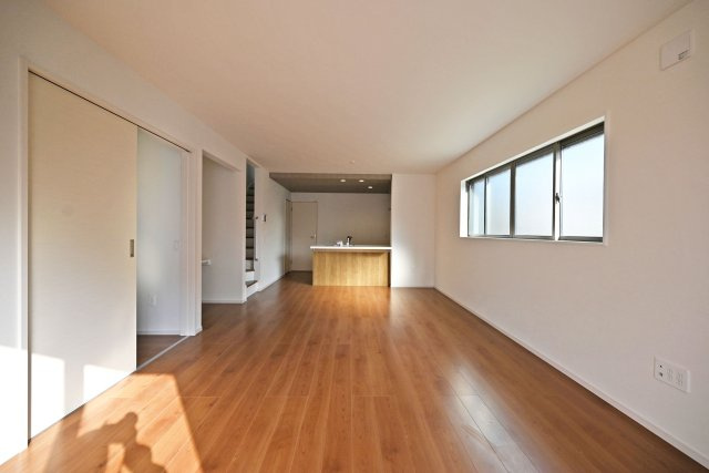 テラシエ食満3丁目新築一戸建て│4LDK+駐車並列2台可の居間・リビング|1階LDKをリビング側から正面に撮影した内観写真です。ナチュラルテイストな内装はどんな家具も合わせやすく、お好みのインテリアコーディネートをお楽しみいただけます。