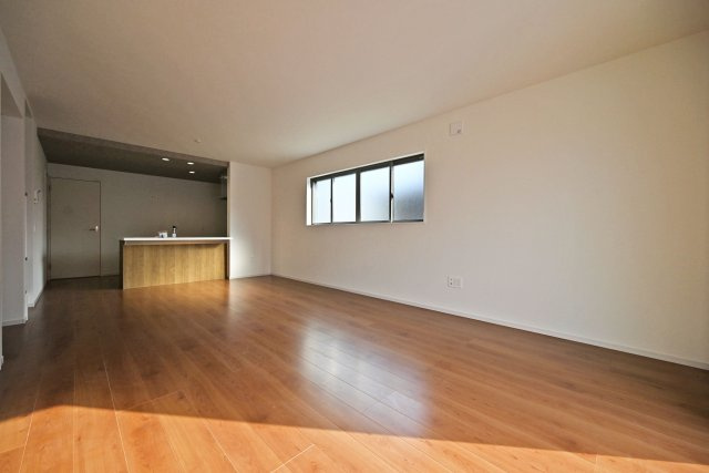 テラシエ食満3丁目新築一戸建て│4LDK+駐車並列2台可の居間・リビング|LDKは19.7帖でダイニングテーブルやソファーを設置しても十分な広さとなっております！ 折り下げ天井が採用されたLDKがとても華やかな空間となっております。