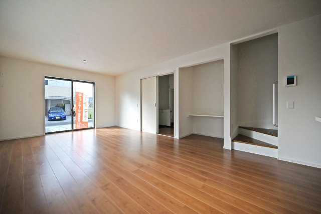 テラシエ食満3丁目新築一戸建て│4LDK+駐車並列2台可の居間・リビング|リビングダイニングが長方形に近い設計で、一体的に活用できるため、食事の時以外にもダイニングテーブルで寛ぎながらご家族やご友人方とのお時間を過ごすことが出来ます。