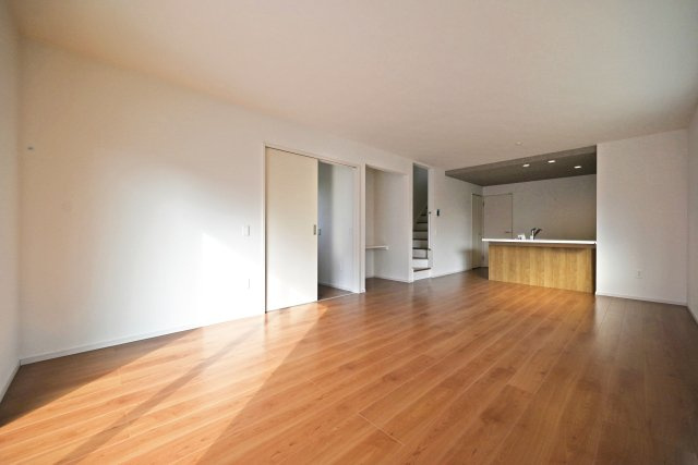 テラシエ食満3丁目新築一戸建て│4LDK+駐車並列2台可の居間・リビング|対面式キッチンで家族同士のつながりを感じやすい設計を基調としています。キッチンに折下天井を設けるなどデザイン性を向上させた内観に仕上がりました。