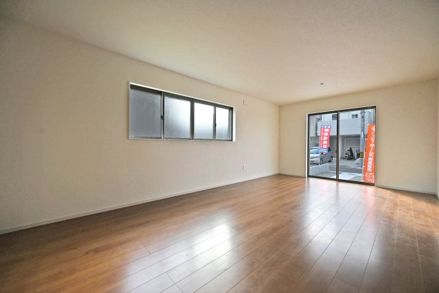 テラシエ食満3丁目新築一戸建て│4LDK+駐車並列2台可の居間・リビング|ダイニングは「誰かが座っても通行の邪魔にならない」ストレスフリーの広さを確保。キッチンからの配膳効率も良いのが魅力です。