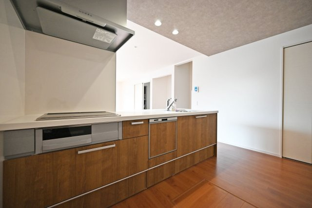 テラシエ食満3丁目新築一戸建て│4LDK+駐車並列2台可のキッチン|1階キッチン奥側から撮影した写真です。浄水器一体型水栓、フラット整流板、食器洗い乾燥機などの充実した設備内容です。IHコンロでお掃除も楽々です。