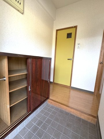 メゾン鳴鹿2番館の玄関