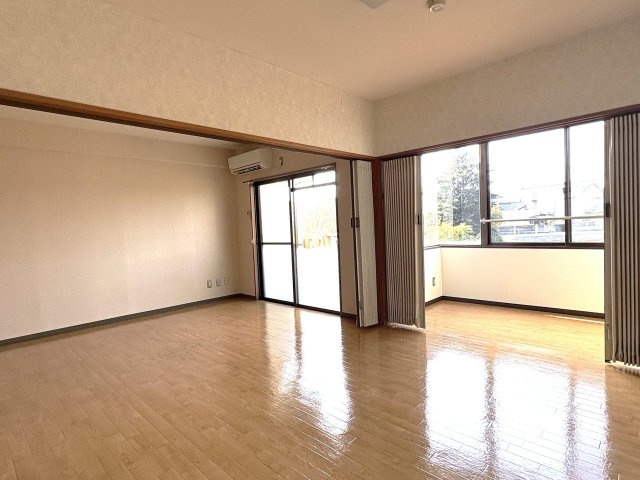 メゾン鳴鹿2番館の居間・リビング