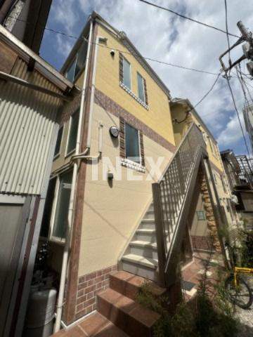 横浜市神奈川区西神奈川３丁目のアパートのエントランス