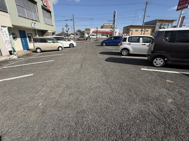 日の丸ビルの駐車場