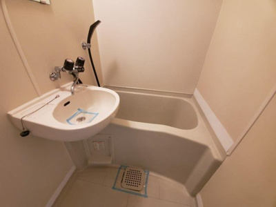 【洗面所】 | アザリア野中町 | 明るい洗面所です