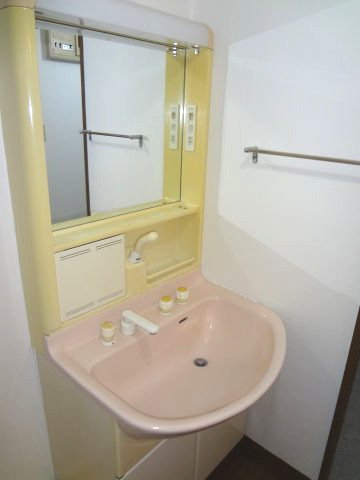 FLEX21久留米一番街の独立洗面台|独立洗面台、小物を置くことができて便利です