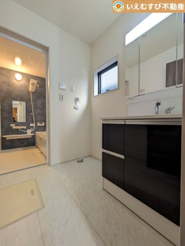 Livele Garden.S　熊谷万平町第3の独立洗面台|3面ミラーの後ろは収納スペースを完備
生活感のあるものは隠して、スッキリシンプルな洗面台に！清潔感のある空間♪