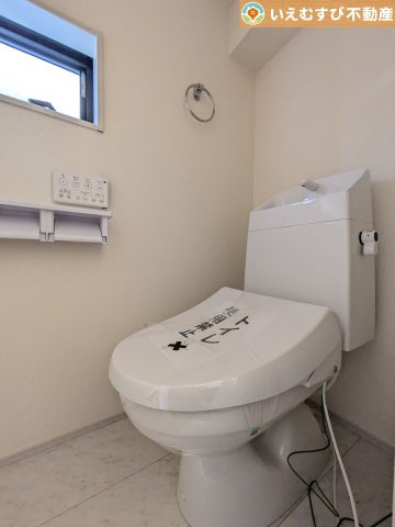 Livele Garden.S　熊谷万平町第3のトイレ|シンプルで清潔感のあるトイレ
窓付きで明るく、お掃除しやすいシンプルな空間♪