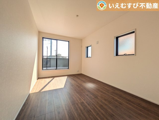 Livele Garden.S　熊谷万平町第3の洋室|シンプルで明るいお部屋
2面採光で日当り良好！シンプルなお部屋なので自分で家具を選ぶのが楽しみですね！