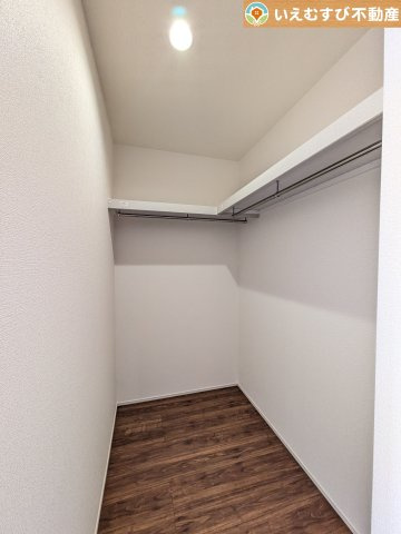 Livele Garden.S　熊谷万平町第3の収納|たっぷりの収納力を備えたウォークインクローゼット
たくさん収納できるので季節物やかさばるバッグなども片付きます♪