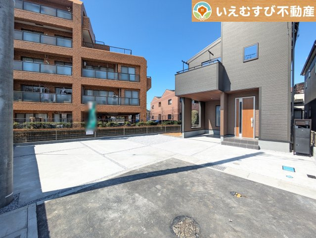 Livele Garden.S　熊谷万平町第3の駐車場|3台駐車可能なゆとりのカースペース
複数台車をお持ちでも、お友達が遊びに来てもゆとりの駐車スペース！