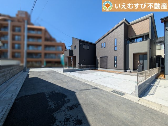 Livele Garden.S　熊谷万平町第3の前面道路含む現地写真|充分な広さの5ｍ前面道路
間口が広くお車の出し入れも問題なく行えるスペースが確保されています♪