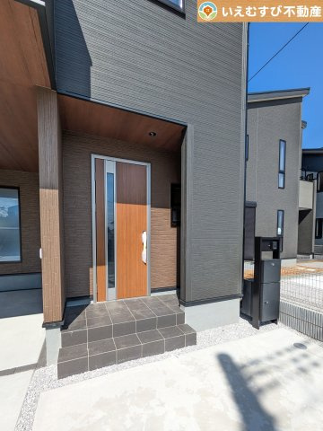 Livele Garden.S　熊谷万平町第3のエントランス|落ち着いた色づかいのエントランス
駐車場からアクセスの良いエントランス。雨の日や荷物が多くても安心の動線♪