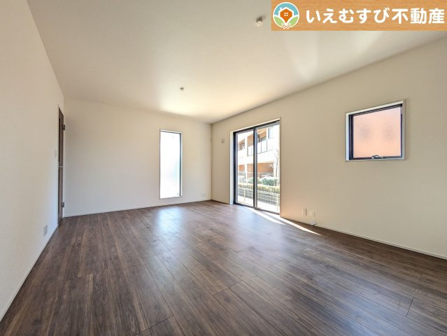 Livele Garden.S　熊谷万平町第3の居間・リビング|ナチュラルな色合いで落ち着いた印象のリビングダイニング
ぬくもりのあるナチュラルな空間。グリーンを飾っても相性が良さそうですね♪