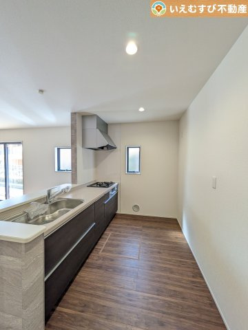 Livele Garden.S　熊谷万平町第3のキッチン|リビングのお子様を見守りながらお料理ができる対面キッチン
様子を見たり会話をしながら過ごせるキッチンで楽しく料理ができますね！