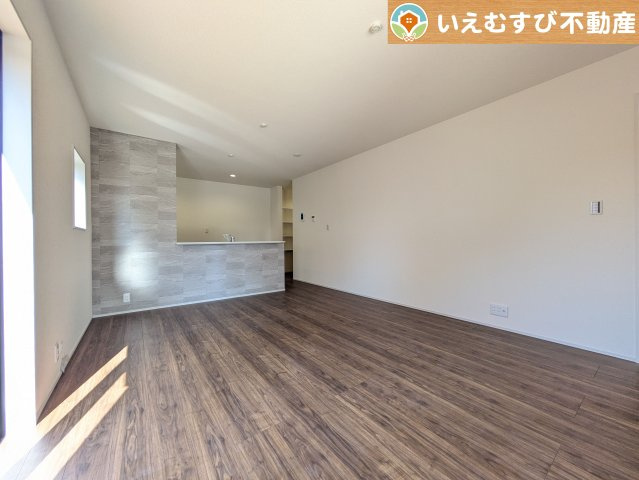 Livele Garden.S　熊谷万平町第3の居間・リビング|開放感と家族との距離感にこだわったＬＤＫ
採光たっぷりのリビングで休日には家族みんなでくつろげそうですね♪