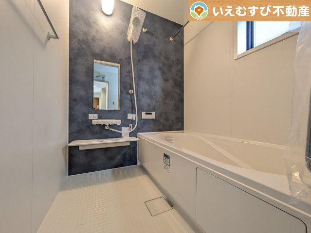 Livele Garden.S　熊谷万平町第3の浴室|モダンな配色の落ち着いた浴室
ダークトーンの壁面がアクセントになっておしゃれ！窓付きで空気の入れ替えも出来ます！