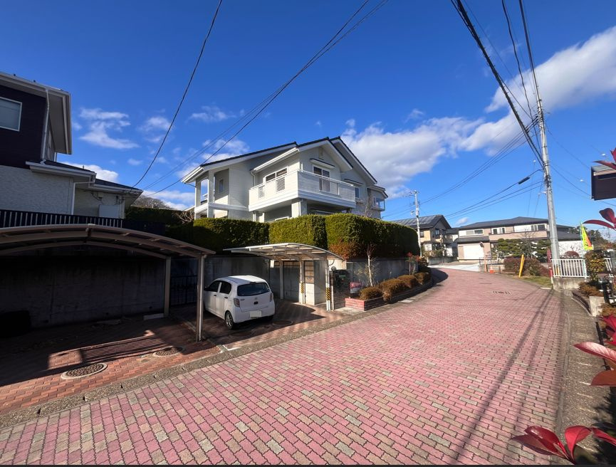 名取市ゆりが丘3丁目の前面道路含む現地写真