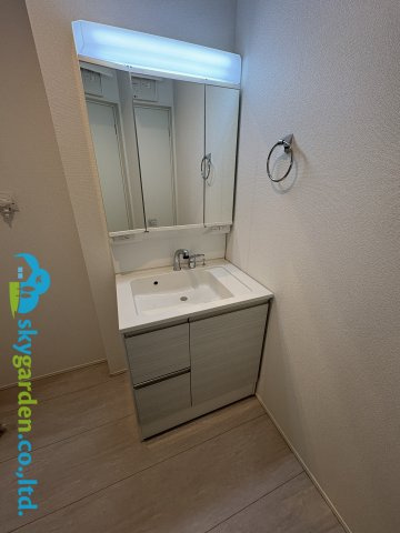 鎌倉市手広5期　新築戸建　全3棟1号棟　の独立洗面台|朝の支度にも助かる、独立の洗髪洗面化粧台