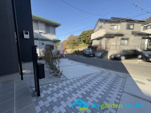 鎌倉市手広5期　新築戸建　全3棟1号棟　の前面道路含む現地写真