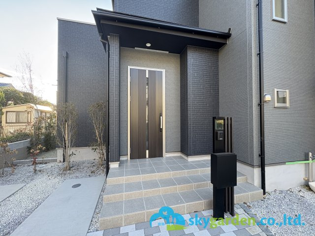 鎌倉市手広5期　新築戸建　全3棟1号棟　の外観|玄関前の様子