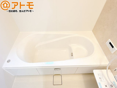 【浴室】 | 焼津市高新田2期　新築戸建　1号棟 | お子様やお年寄りが使いやすいだけでなく、半身浴にも便利なベンチタイプの湯舟です。お湯の節約にも！