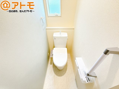【トイレ】 | 焼津市高新田2期　新築戸建　1号棟 | 手すり付きで使いやすいユニバーサルなトイレです♪