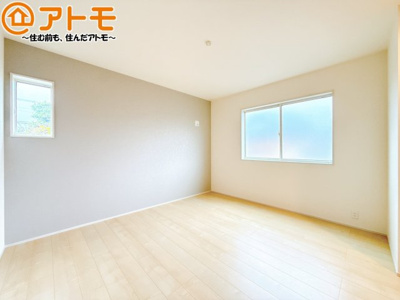 【寝室】 | 焼津市高新田2期　新築戸建　1号棟 | アクセントクロスが印象的なお部屋です。お気に入りの家具に囲まれてゆったり過ごしたいですね♪