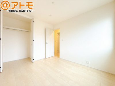 【子供部屋】 | 焼津市高新田2期　新築戸建　1号棟 | 収納スペースもしっかり確保したお部屋は、収納家具の数も減らせるのでお部屋を広く使えます！