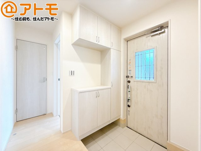 【玄関】 | 焼津市高新田2期　新築戸建　1号棟 | 玄関は収納付きで使い勝手良好♪見た目もすっきり♪